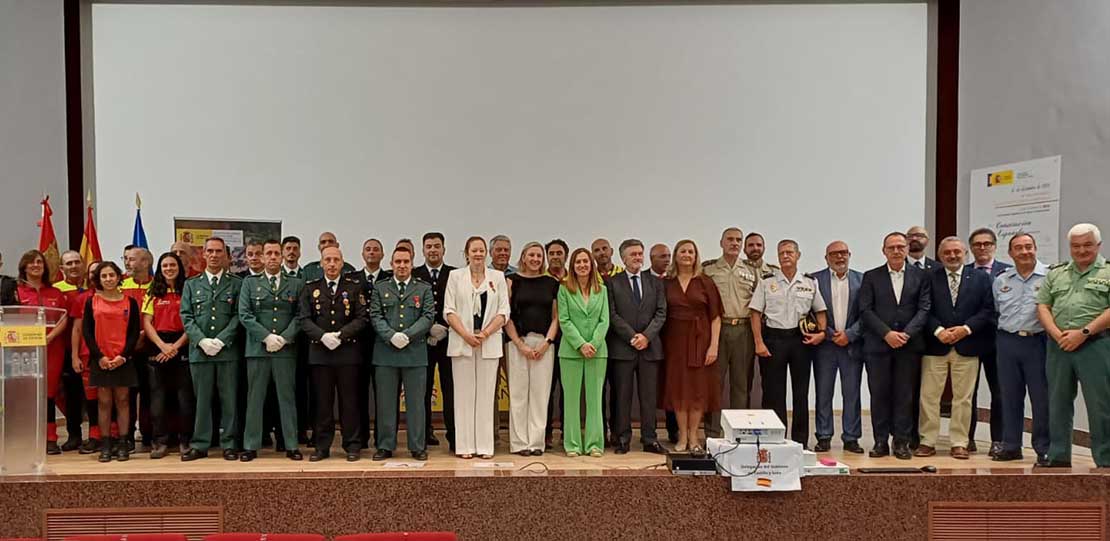 Foto de grupo con asistentes y galardonados.
