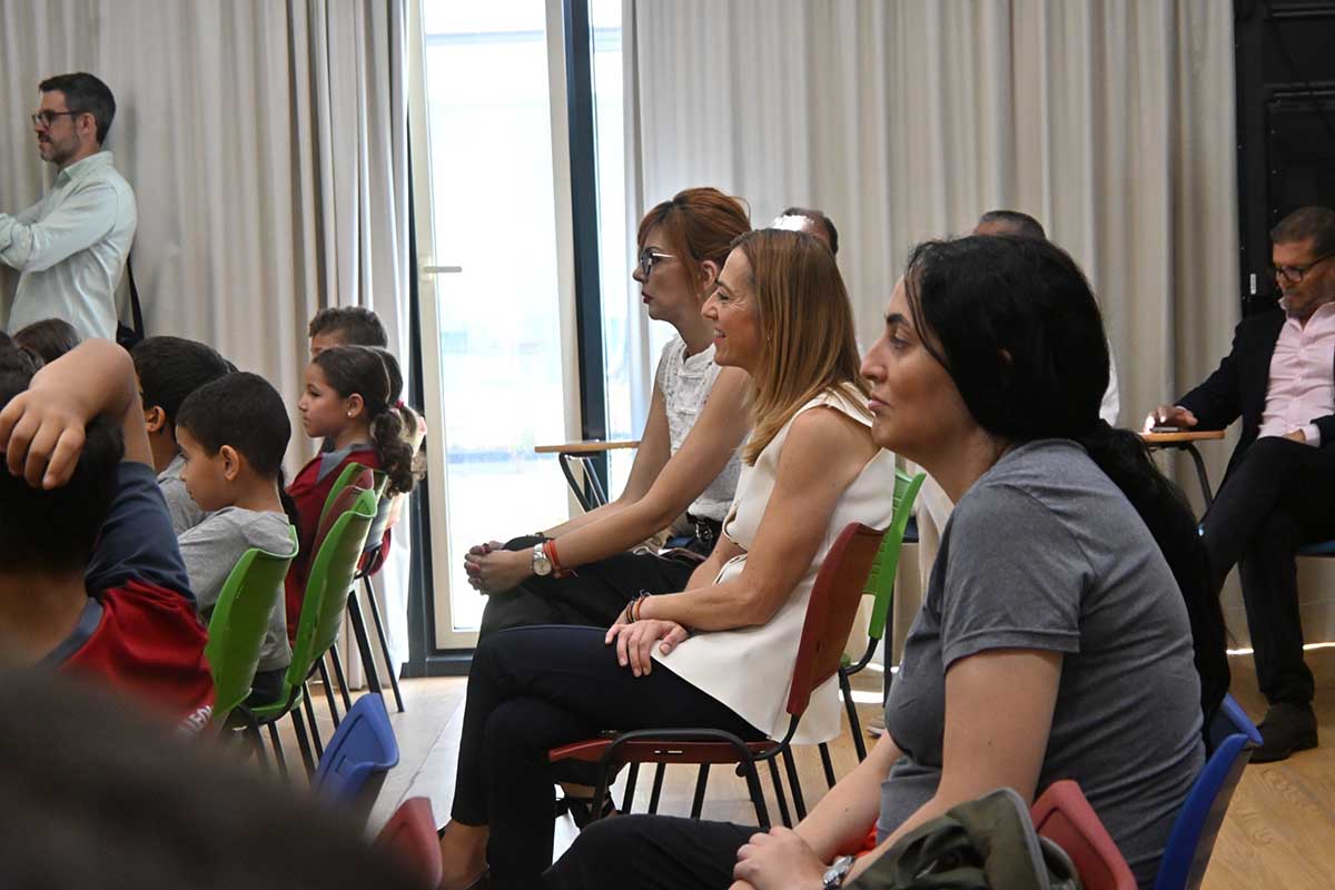 Presentando el estado de implementación del Plan de Formación ante Emergencias durante su visita al CEIP Encarna León de Melilla.