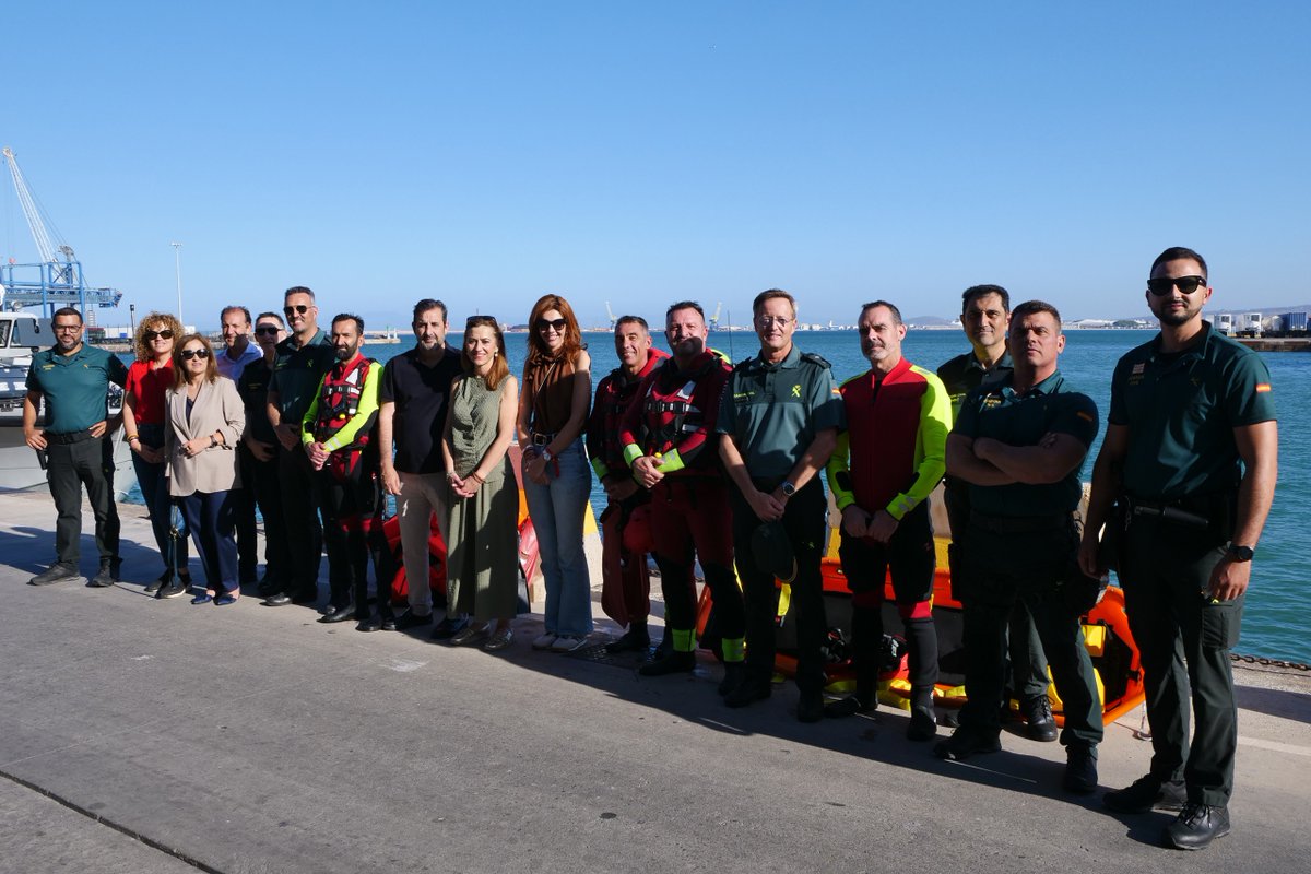 Foto de grupo en el puerto.