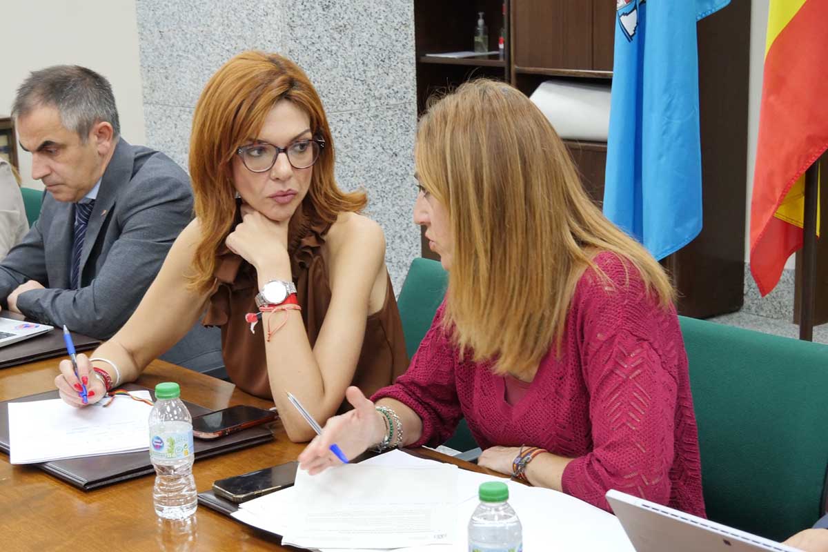 La secretaria general junto a la delegada del Gobierno.