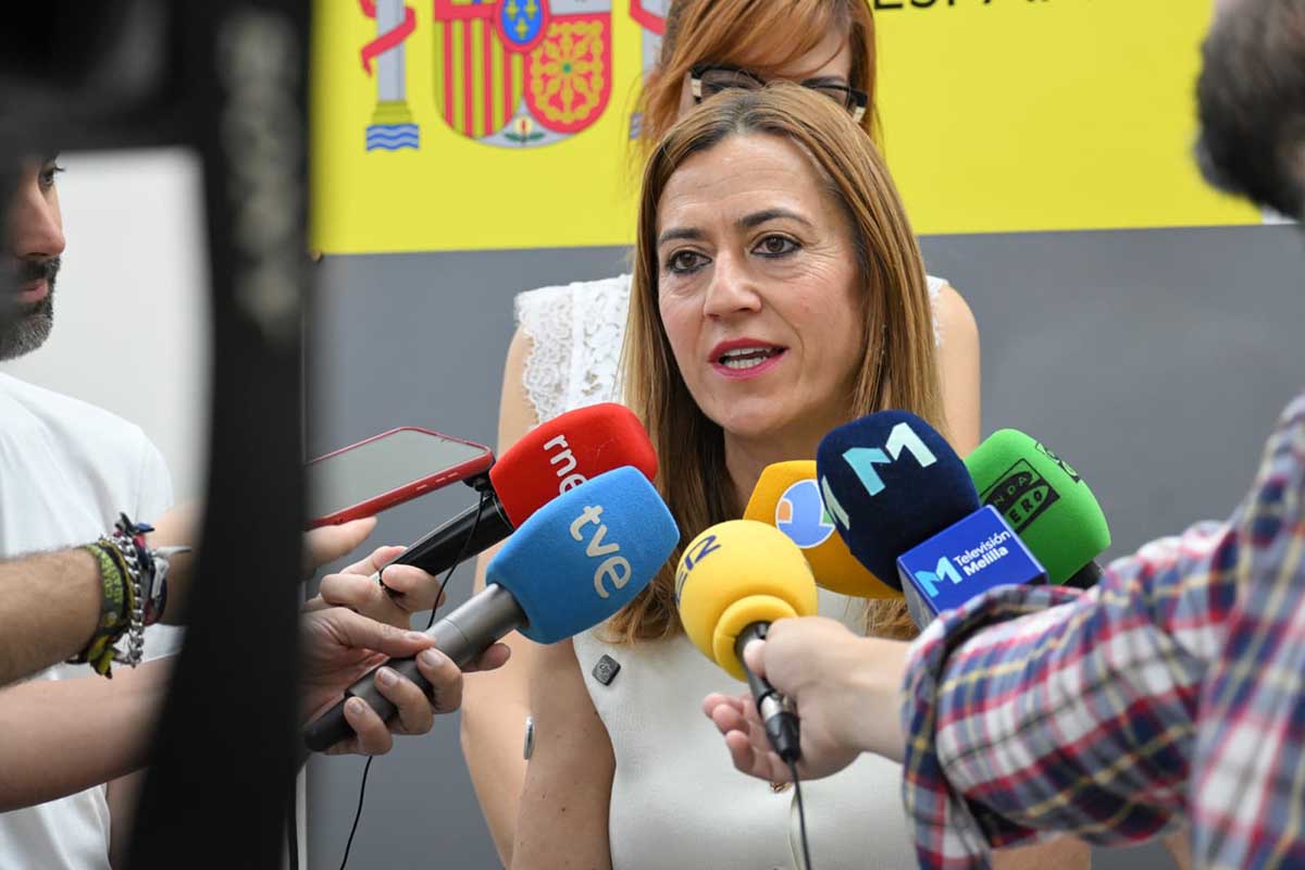 Virginia Barcones atendiendo a los medios.