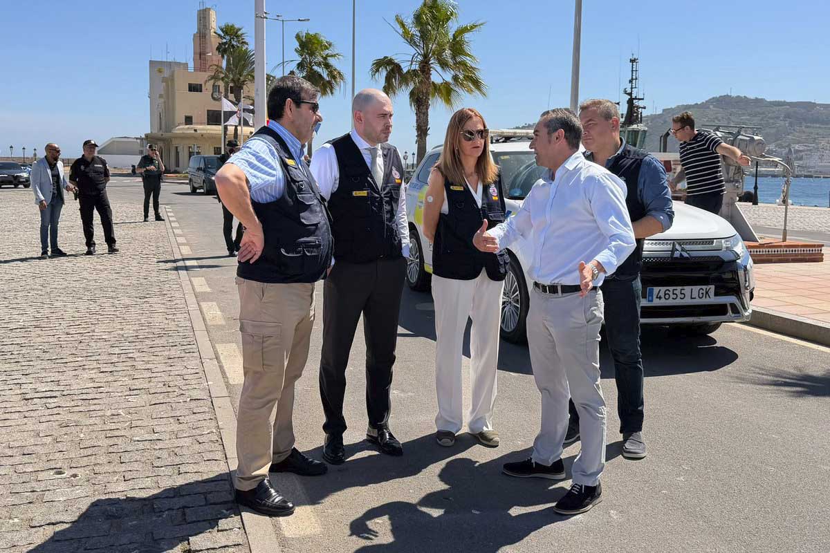 Visita por el puerto, el embolsamiento de vehículos y la frontera.