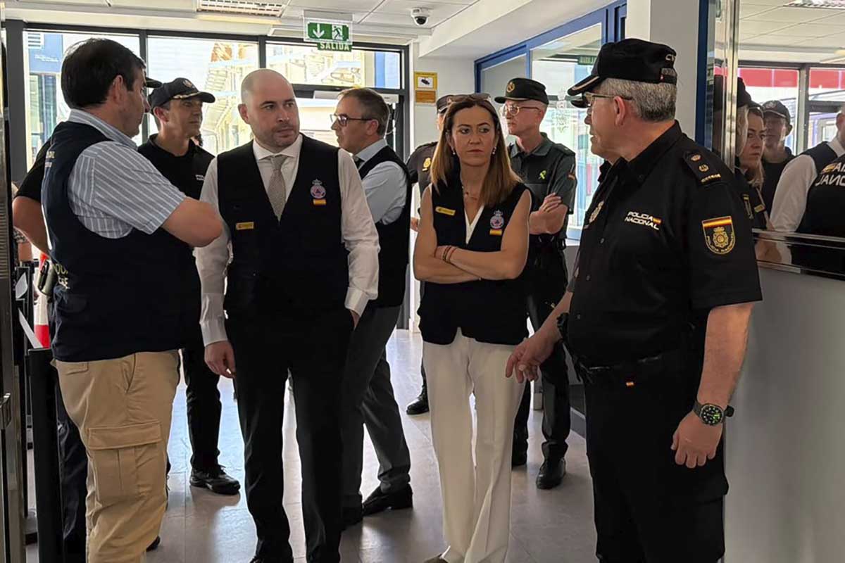 Visita por el puerto, el embolsamiento de vehículos y la frontera.