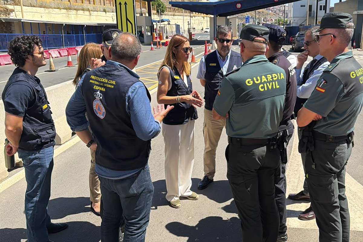 Visita por el puerto, el embolsamiento de vehículos y la frontera.