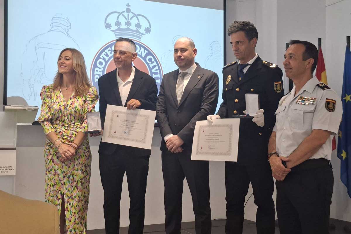 Acto de entrega de condecoraciones.