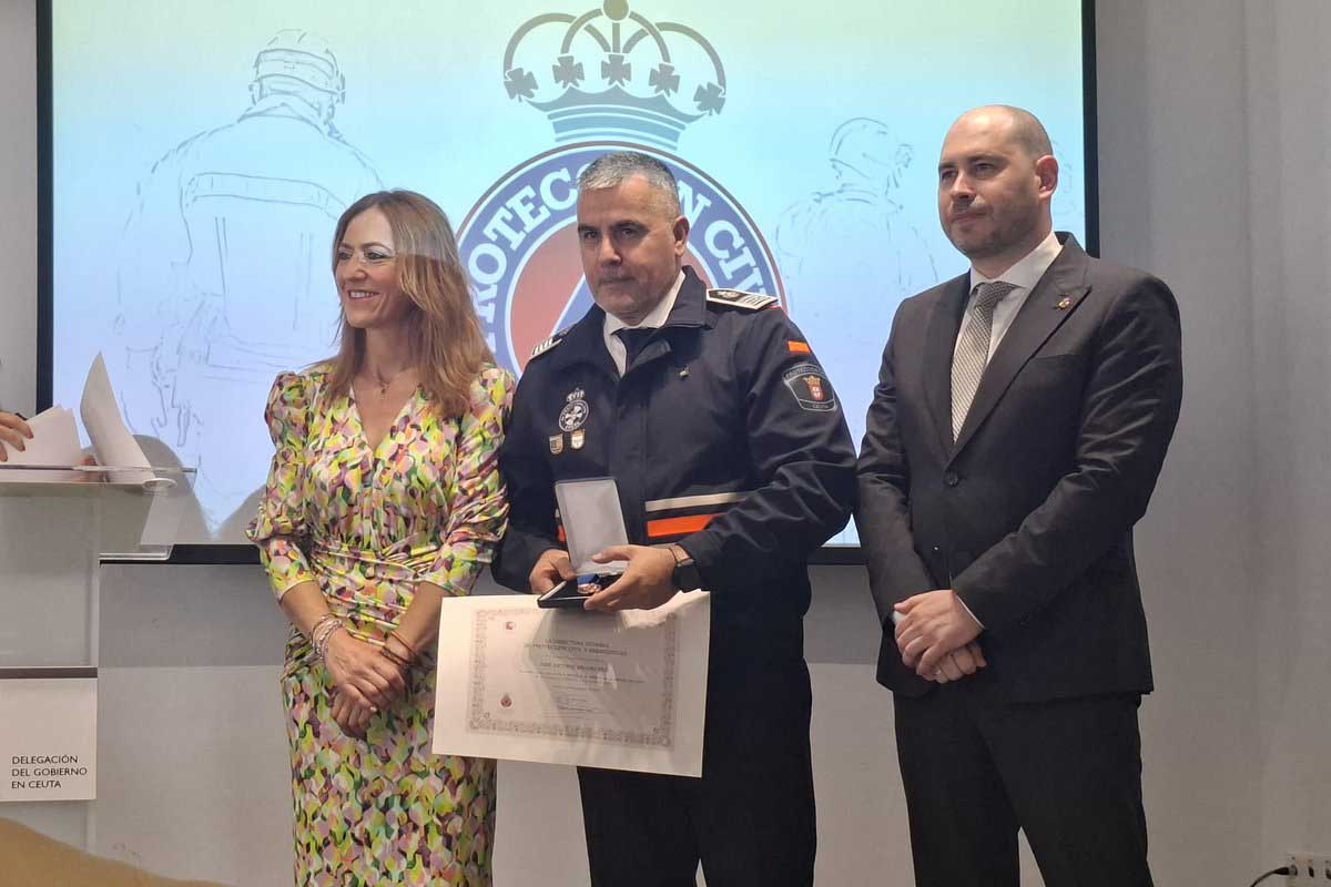 Acto de entrega de condecoraciones.