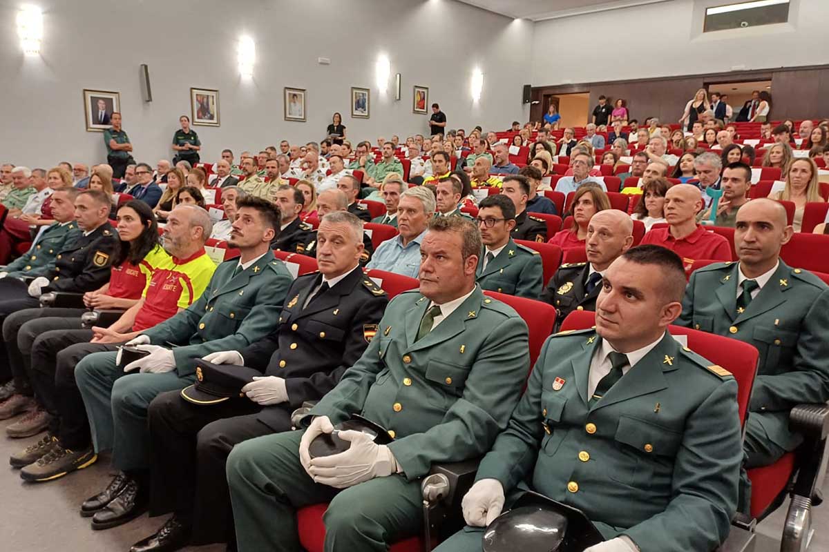 Asistentes al acto de entrega.