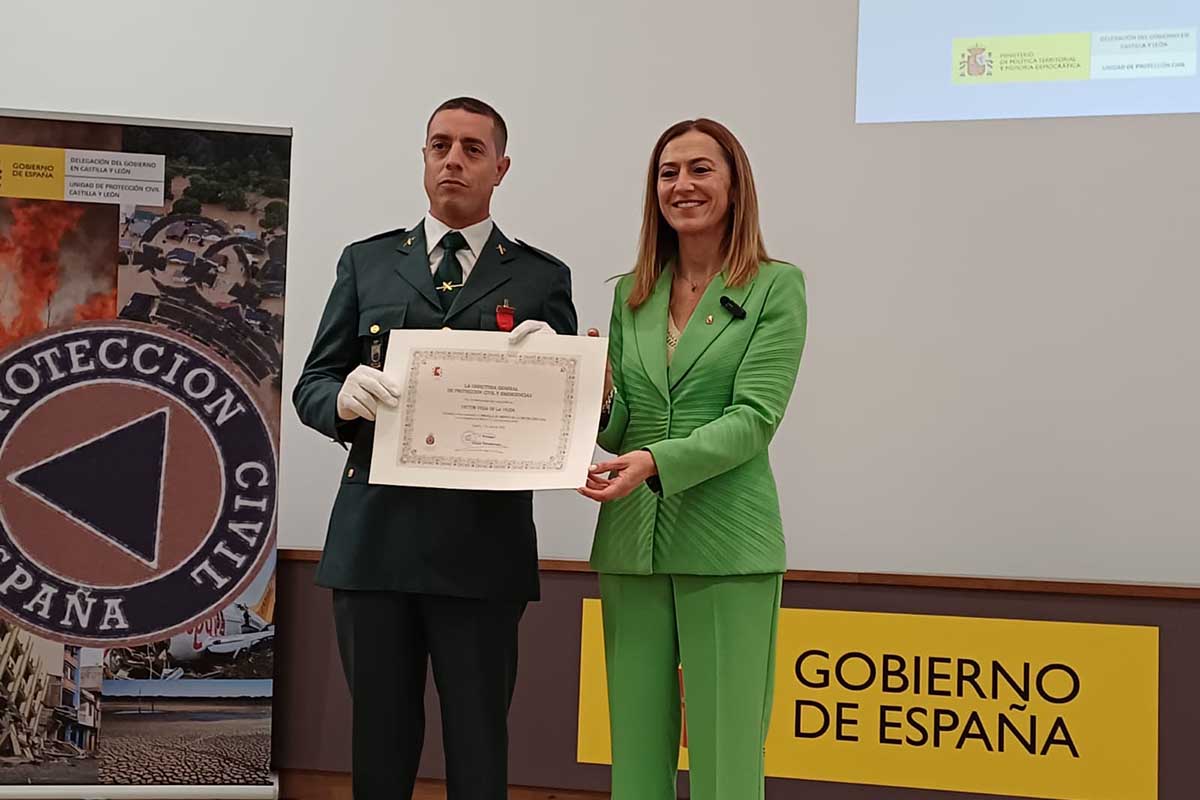 Virginia Barcones con uno de los galardonados.