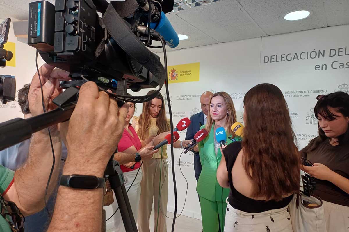 Virginia Barcones atendiendo a los medios.