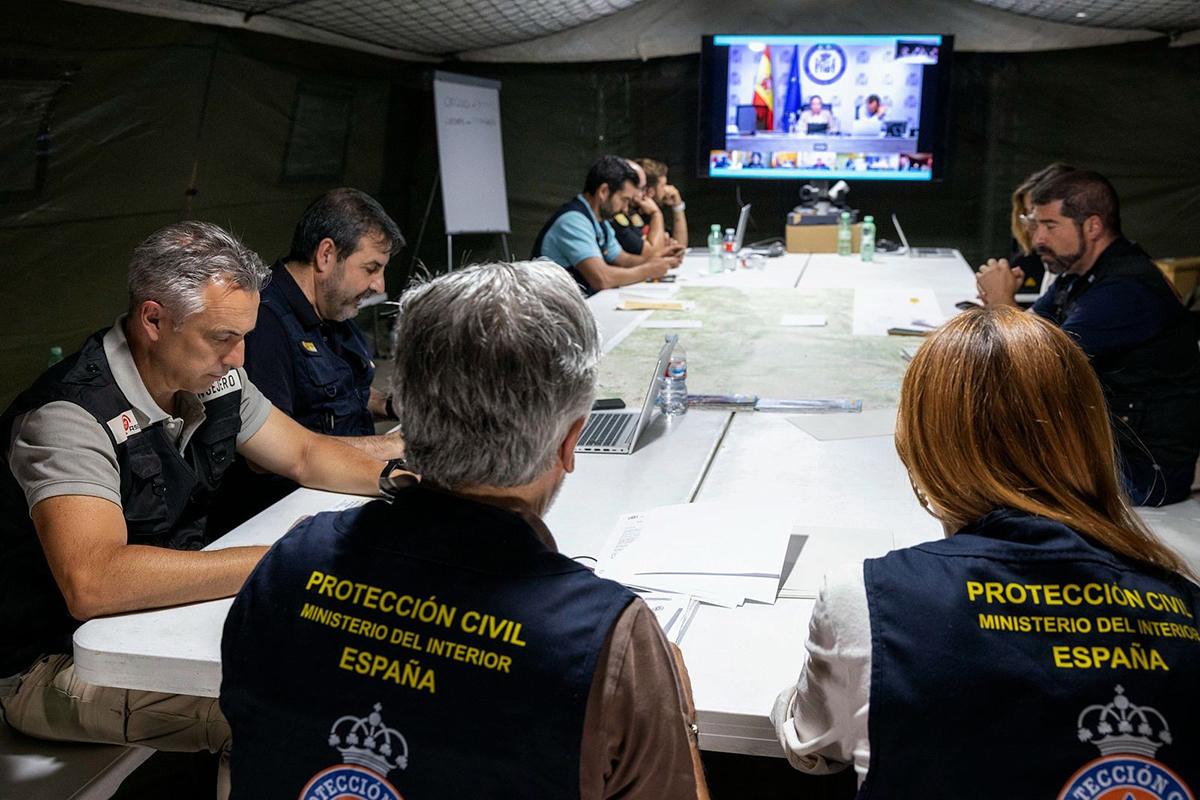 El ministro y la secretaria general durante el Pleno.
